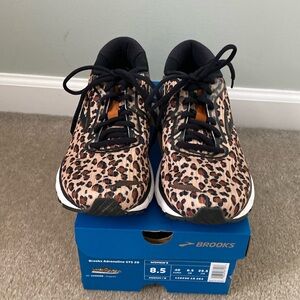 Brook’s adrenaline GTS 20 leopard 8.5